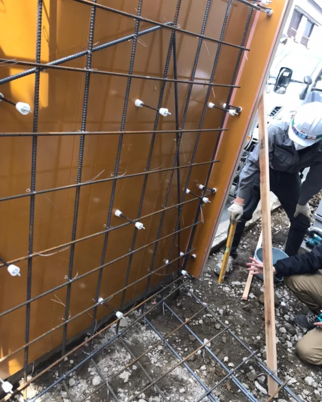 本日鎌倉のお客様の外構工事。
型枠作業中。

ビル工事も住宅工事も
有)茂木建設は
安全第一　丁寧な施工を心がけてます💪

ご安全に👷‍♂️

#建設会社　#神奈川県　#外構工事　
#型枠　#現場男子　#建設現場　
#人材募集 #職人募集